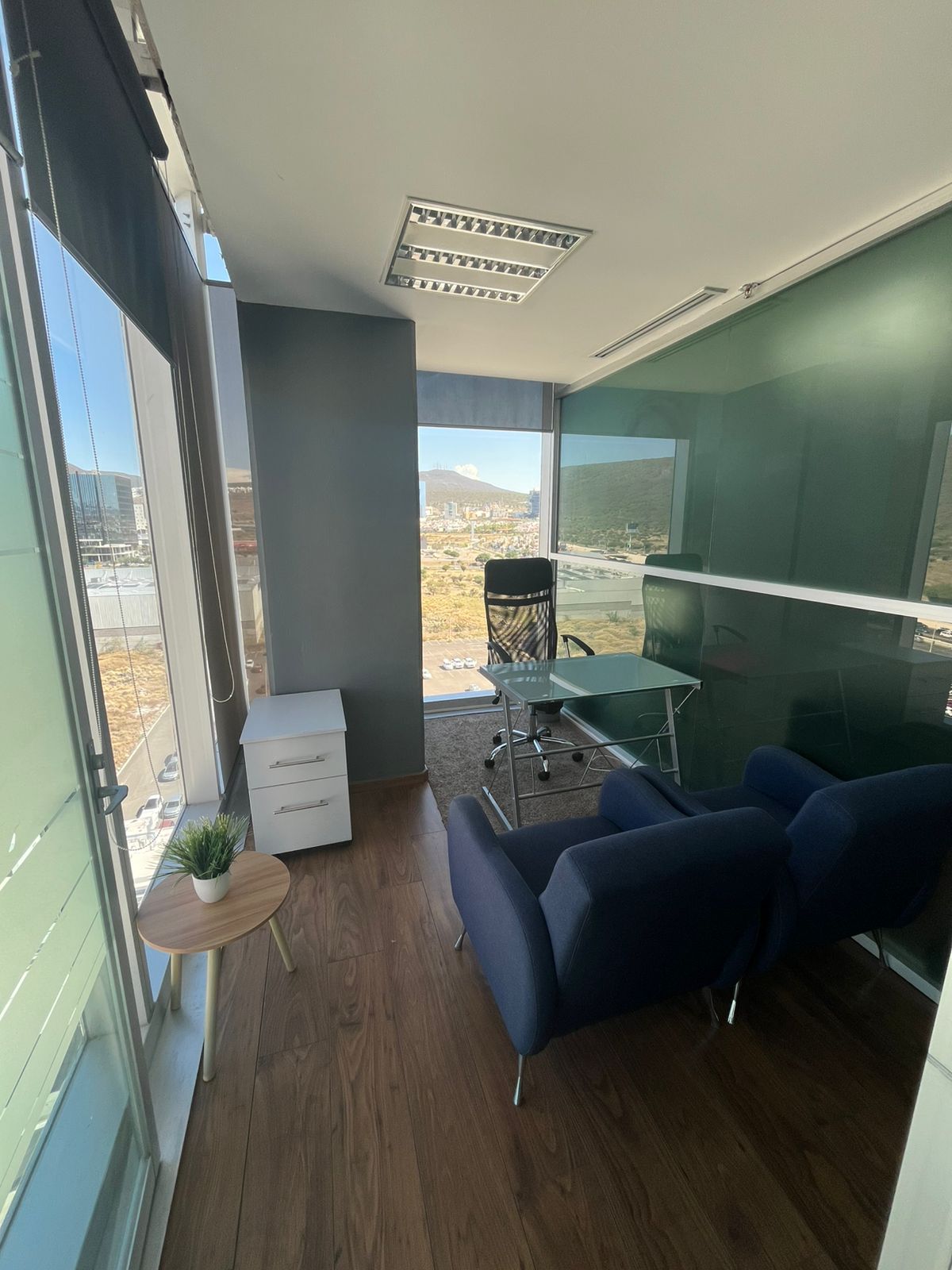 Oficina privada con ventanales y vista panorámica en RedCIMA